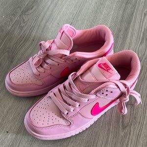Triple pink nike dunk